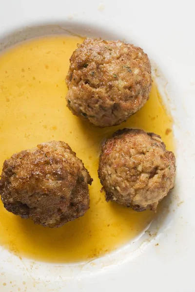 Trois boulettes de viande sur assiette — Photo