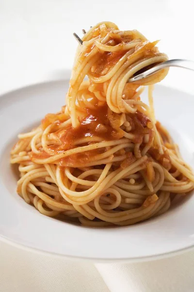 Makaron spaghetti z sosem pomidorowym — Zdjęcie stockowe