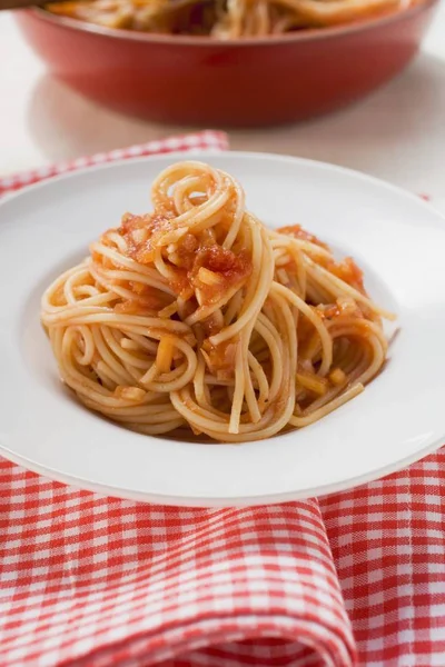 Spaghetti mit Tomatensauce — Stockfoto