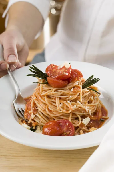 Spaghetti pasta with tomatoes and cheese — Stock Photo, Image