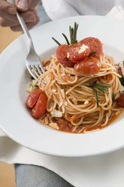 Woman eating Spaghetti with tomatoes — Stock Photo, Image