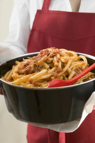 Vrouw bedrijf pot met macaroni — Stockfoto