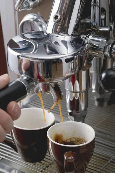 Human hand Making espresso — Stock Photo, Image