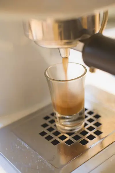 Membuat espresso dengan mesin kopi — Stok Foto