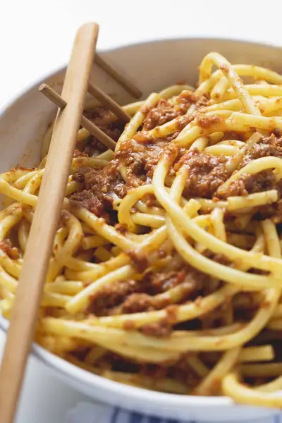 Makaroner pasta med köttfärs sås — Stockfoto