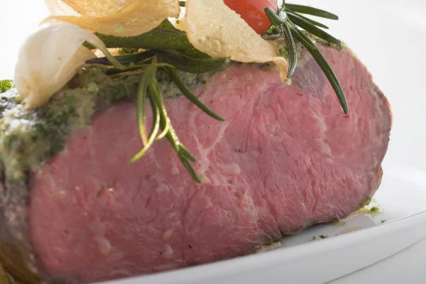 Roasted beef and fried potato crisps — Stock Photo, Image