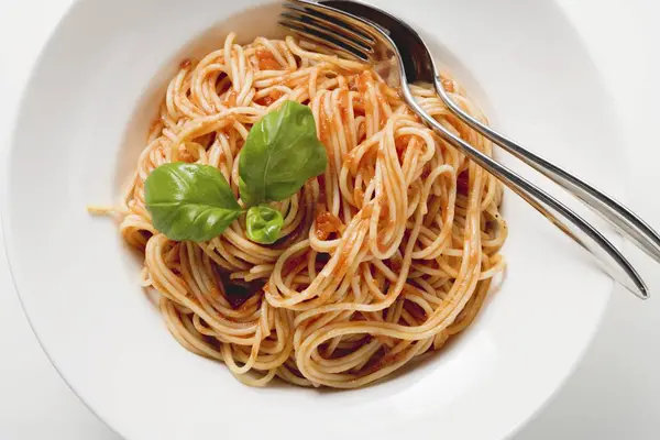 Domates soslu ve fesleğenli spagetti — Stok fotoğraf