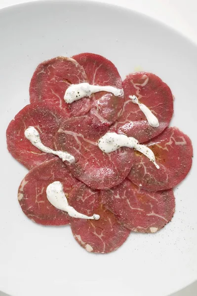 Beef carpaccio with yoghurt — Stock Photo, Image