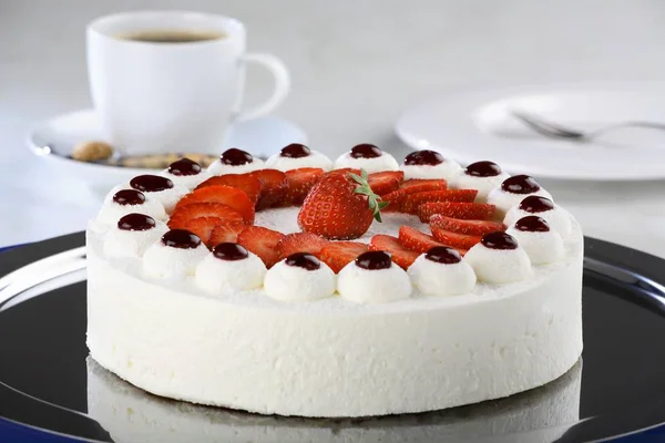 Strawberry cream cake — Stock Photo, Image