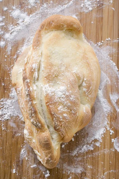 Selský chléb s moukou — Stock fotografie