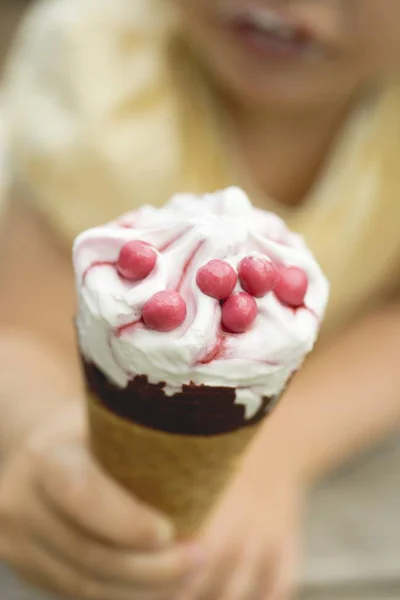 Kind hält Eis in der Hand — Stockfoto