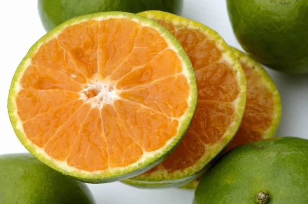 Zielona mandarynka pokrojona w plastry — Zdjęcie stockowe
