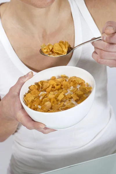 Woman eating cornflakes — Stock Photo, Image