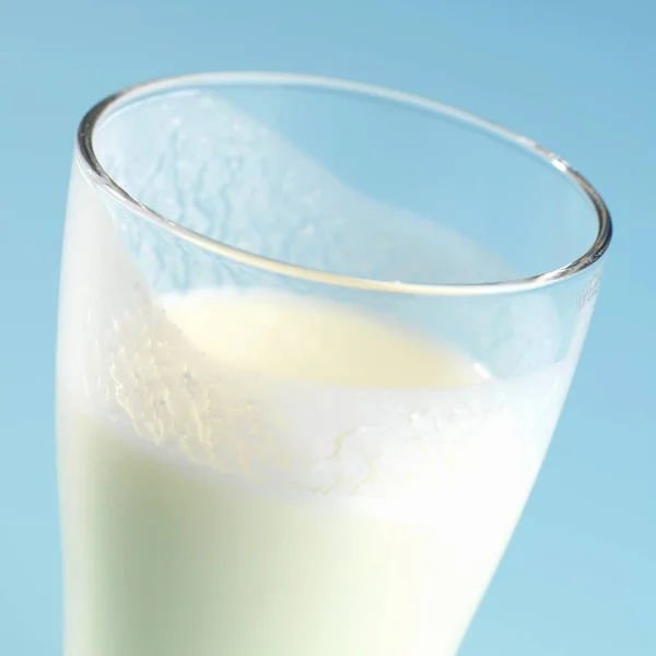 Närbild av kärnmjölk i ett glas — Stockfoto