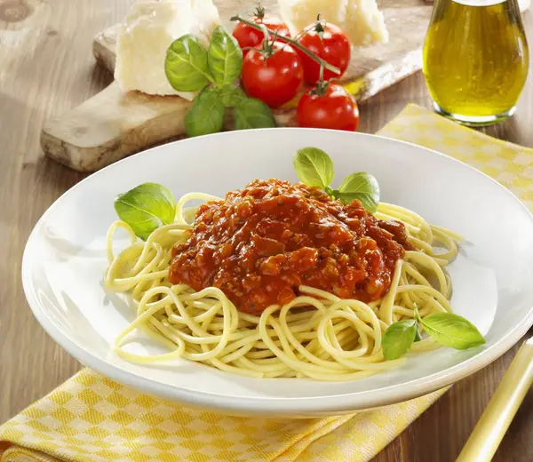 Spaghetti bolognese with basil — Stock Photo, Image