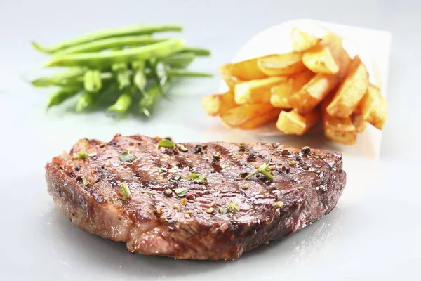 Bife de vaca com batatas fritas — Fotografia de Stock