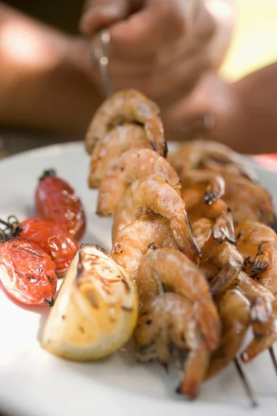 Vista Cerca Pinchos Camarón Parrilla Con Tomates Limón —  Fotos de Stock