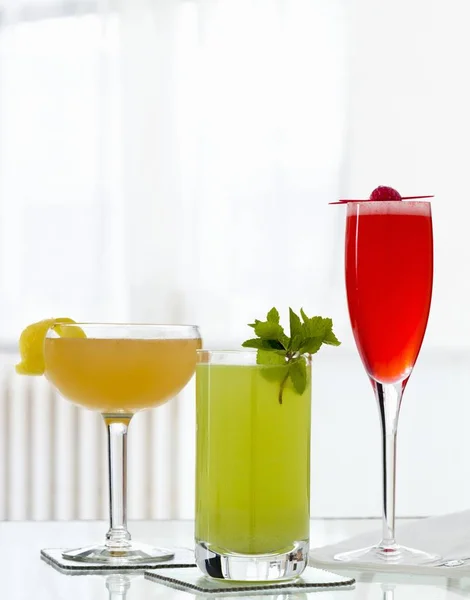 Tropiska drinkar i eleganta glasögon — Stockfoto