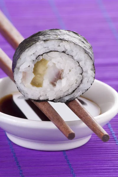 Maki sushi med sill och saltgurka — Stockfoto