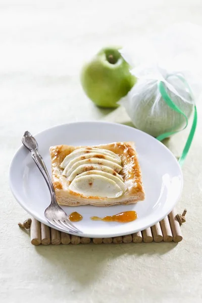 Puff pastry cakes with apple — Stock Photo, Image
