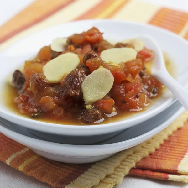 Tomat Chutney Med Ingefära Och Russin Vita Tallrikar Över Servetter — Stockfoto