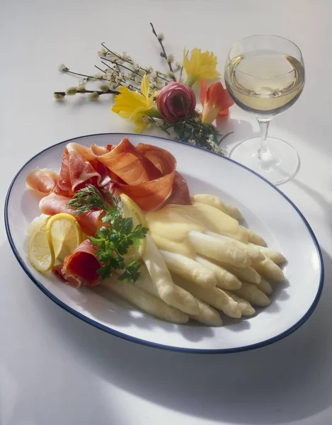 Asparagus with ham and hollandaise sauce — Stock Photo, Image