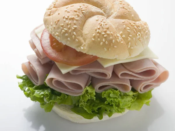 Sesam-broodje gevuld met ham — Stockfoto