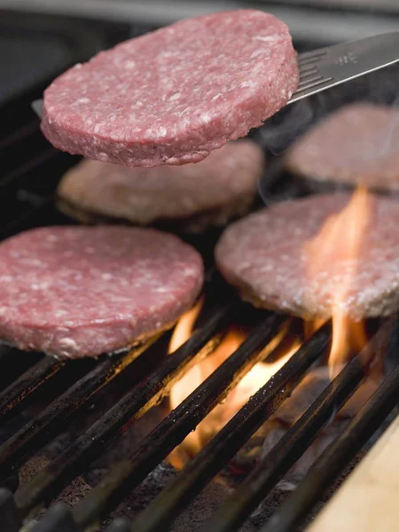 Grillning av färskt nötkött hamburgare — Stockfoto