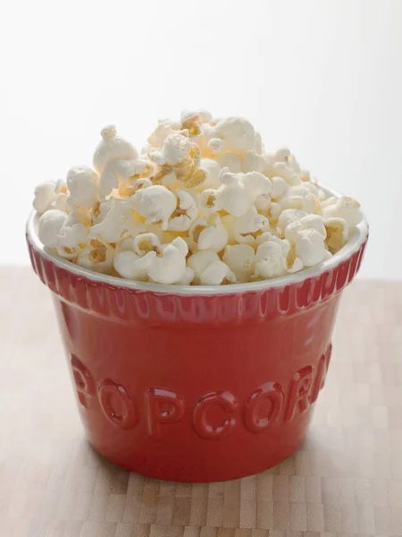 Popcorn in rode kom — Stockfoto