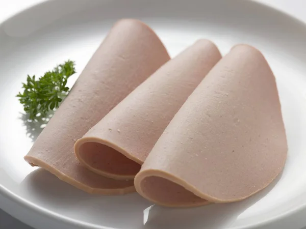 Gelbwurst sertés- és borjúhús-kolbász szeletek — Stock Fotó