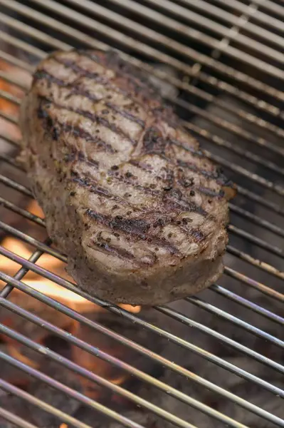 Estante de barbacoa con fuego —  Fotos de Stock