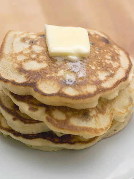 Tereyağı bir düğme ile Pancakes — Stok fotoğraf