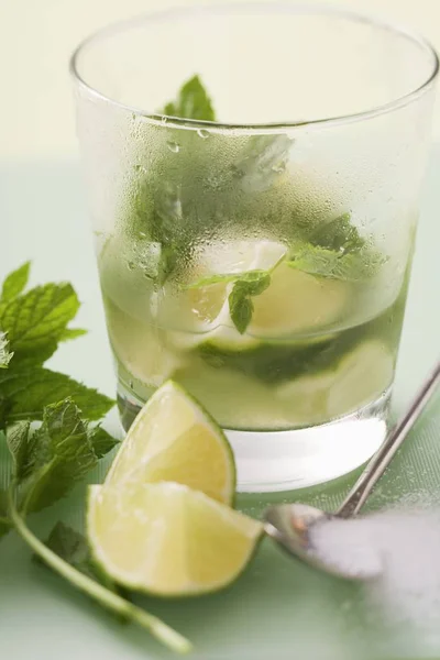 Fazendo vidro de Mojito — Fotografia de Stock