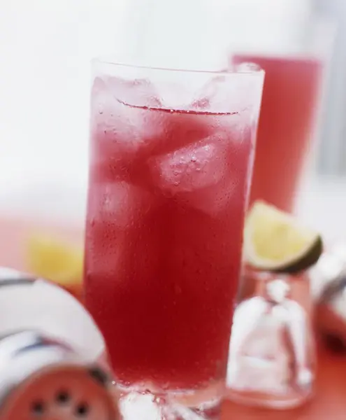 Vue Rapprochée Cocktail Fruits Rouges Avec Glace — Photo
