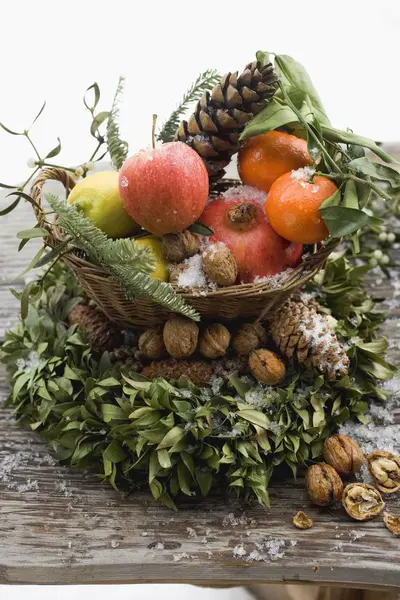 Noel dekorasyon meyve ve koniler ile — Stok fotoğraf