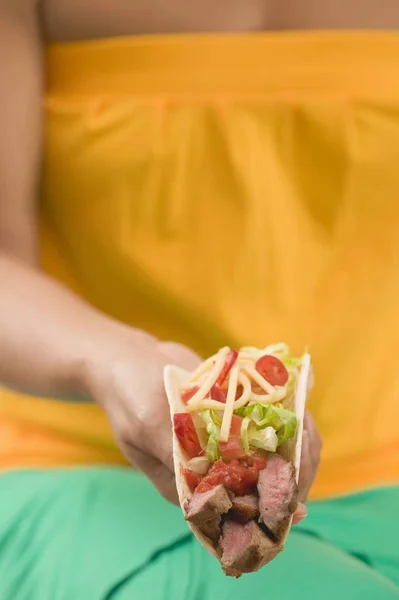 Mujer sosteniendo taco — Foto de Stock