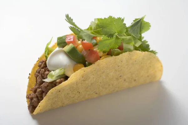 Taco met gehakt en bladeren — Stockfoto