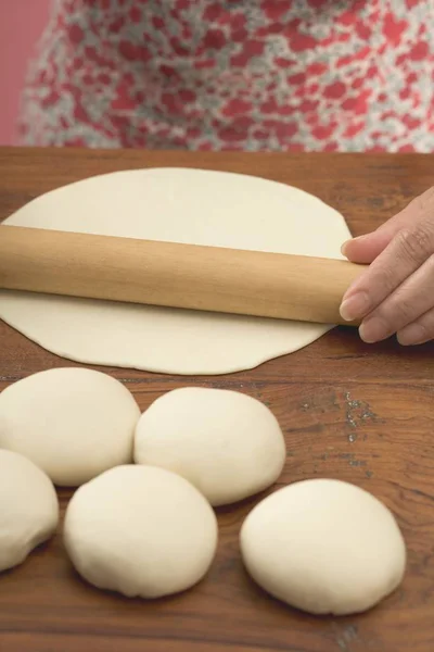 Vue Rapprochée Femme Déroulant Pâte Tortilla — Photo