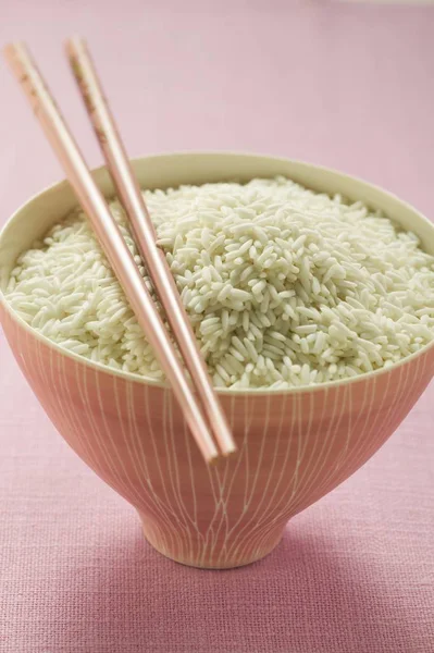 Arroz pegajoso em tigela rosa — Fotografia de Stock