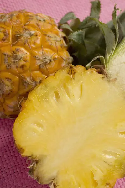 O połowę dla dzieci Ananas — Zdjęcie stockowe