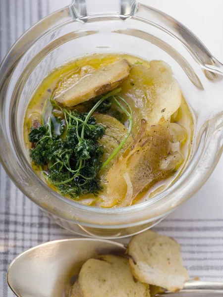 Brezelsuppe mit Zwiebeln — Stockfoto