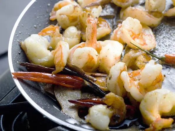 Fried shrimps with chili peppers — Stock Photo, Image