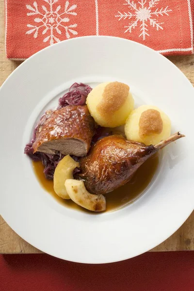 Duck with red cabbage and potato dumplings — Stock Photo, Image
