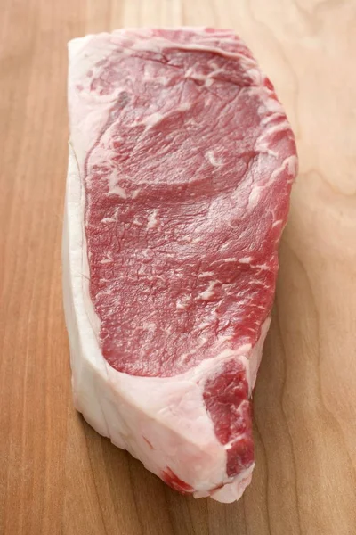 Bistecca di manzo su legno — Foto Stock