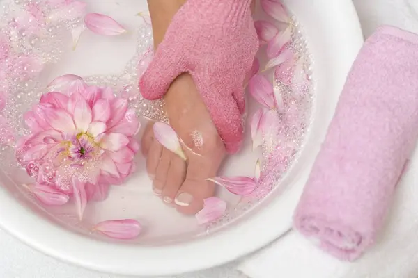 Melihat Tinggi Perempuan Mencuci Kaki Mandi Menenangkan Dengan Kelopak Bunga — Stok Foto