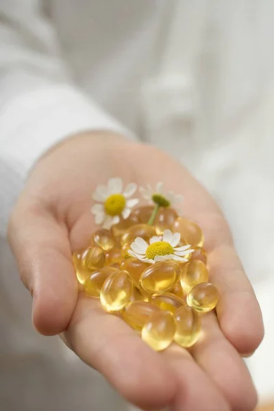 Cápsulas Vitamínicas Mano Flores Manzanilla —  Fotos de Stock