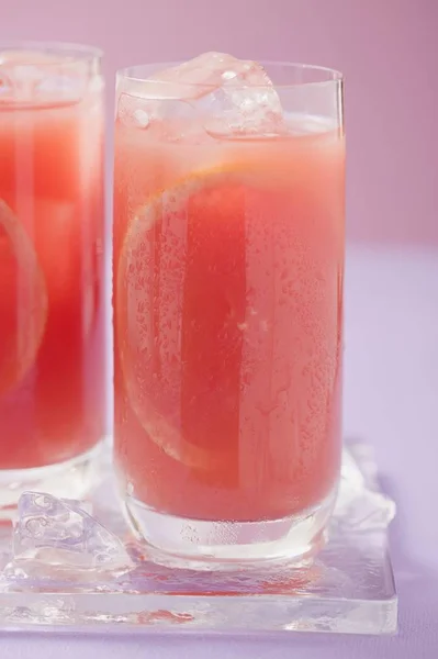 Two glasses of pink grapefruit juice — Stock Photo, Image