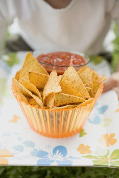 Nachos y salsa de tomate en bandeja —  Fotos de Stock