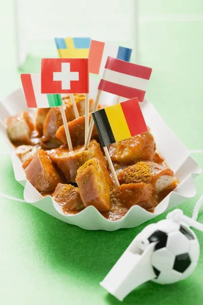 Nahaufnahme Von Currywurst Mit Verschiedenen Flaggen Papierschüssel — Stockfoto