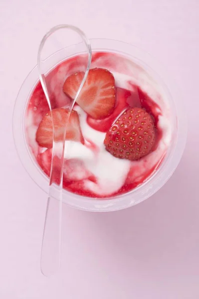 Yogur de fresa en maceta — Foto de Stock